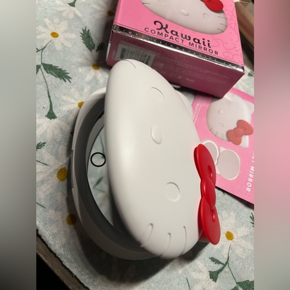 Hello kitty Impressions Kawaii compact mirror with LED Light. - Picture 2 of 4